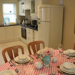 Holiday home Luxury Townhouse -Free Private Parking- 2 Bedrooms Both En-Suite -Sleeps 5 - Fully Equipped Kitchen, Dining Room- Living Room With Tv Dvd Outside Courtyard With Seating - Fast Wi-Fi- 2-Minute Walk To Town Centre