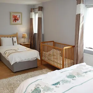 Holiday home Town Centre Location -Free Private Parking -Luxury 4 Bedroom House All En-Suite With Power Showers -Full Kitchen, 2 Living Rooms - Great Location - Shops And Restaurants 3-Minute Walk -Fast Wi-Fi -Sleeps 9 Guests